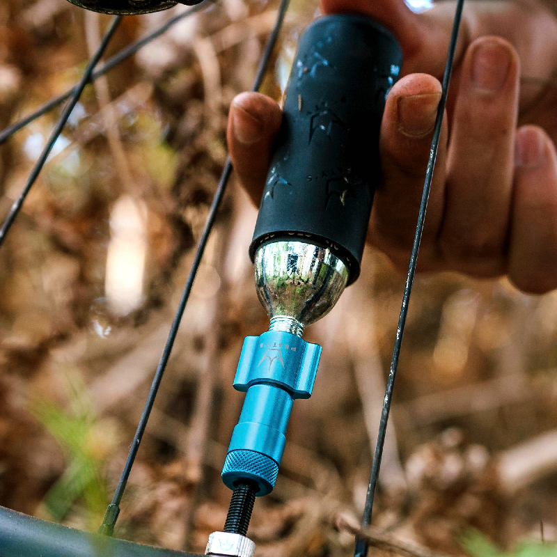 PEATY'S HOLESHOT GRAVEL CO2 perforator + 2 x 16g zilveren CO2 patronen met schroefdraad