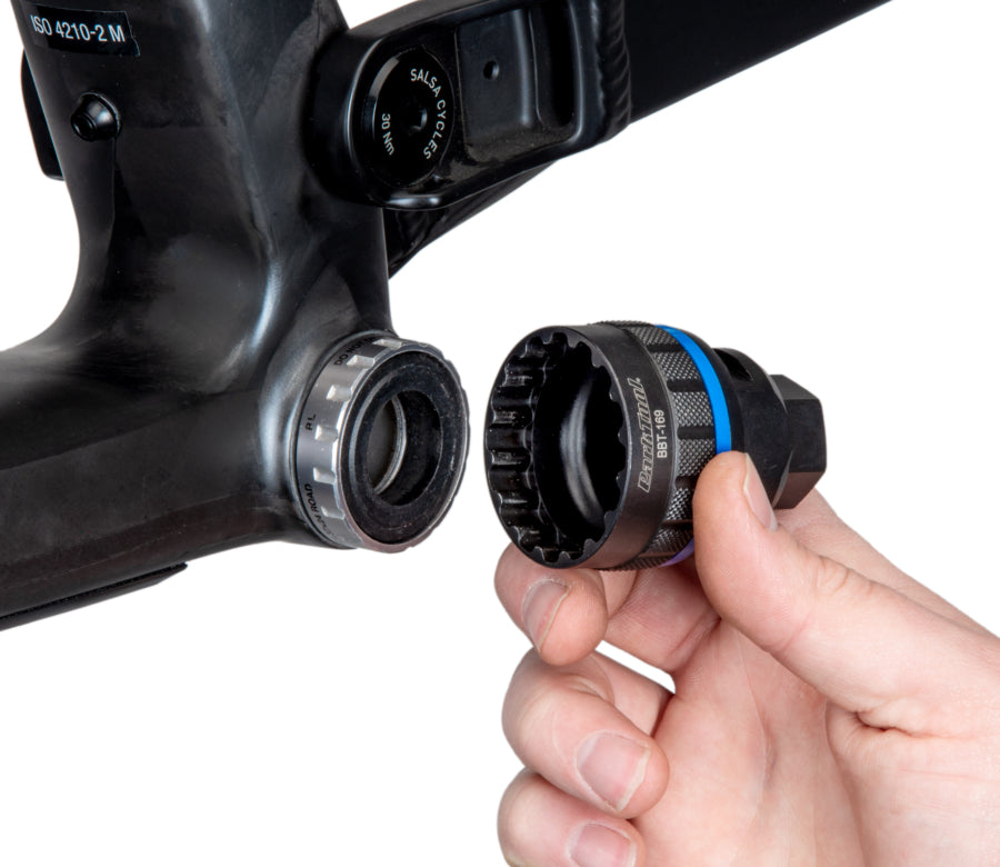 Park Tool BBT-169 op een trapas geplaatst