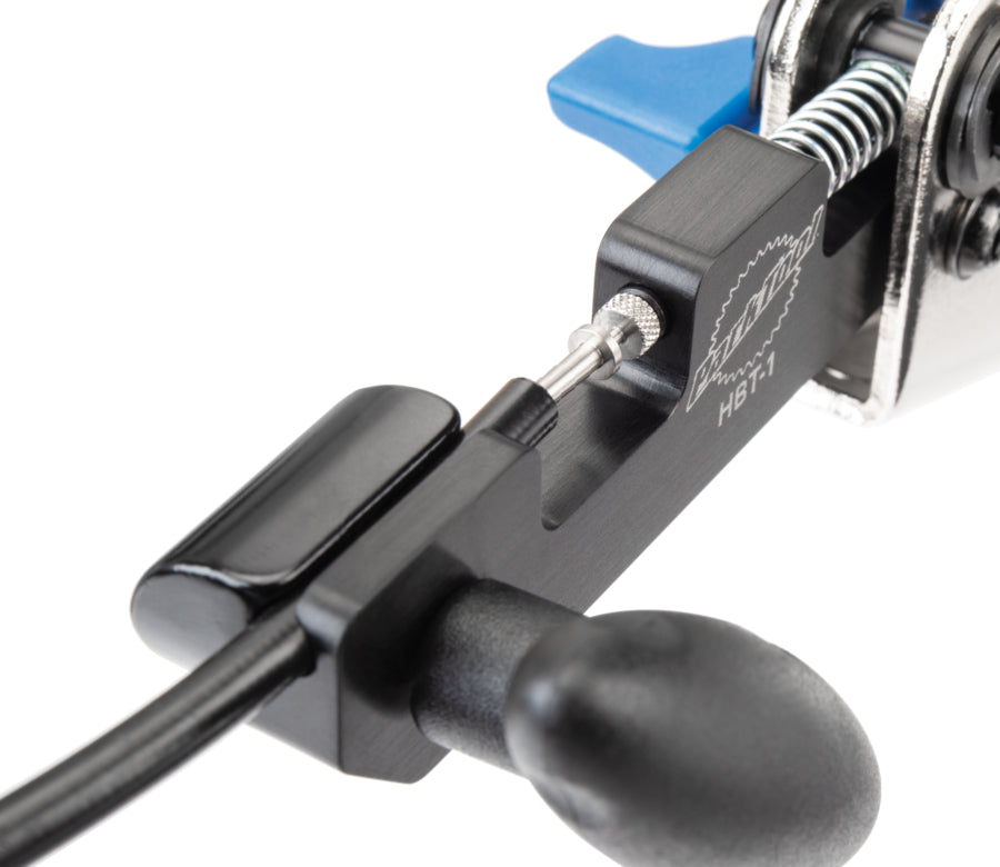 Park Tool HBT-1 bij het plaatsen van een remleidinginsert