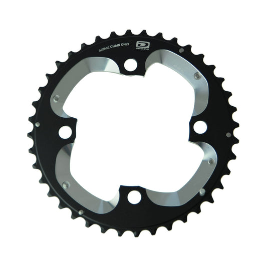 Buitenblad SHIMANO XT M785 10-speed, 4-gaats, 104 mm — kettingblad tegen witte achtergrond