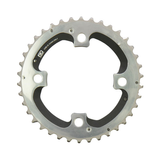 Buitenblad SHIMANO XTR M980 10-speed, 4-gaats, 104 mm — kettingblad tegen witte achtergrond