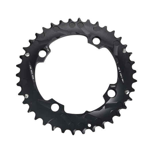 Zwart SRAM/TRUVATIV buitenblad 10-speed, 4-gats, 104 mm — kettingblad tegen witte achtergrond