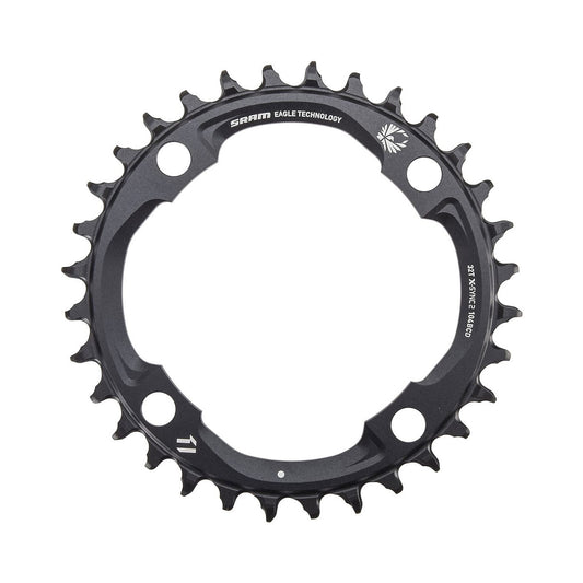 Zwart SRAM X-SYNC2 EAGLE enkel kettingblad 12-speed, 4-gats, 104 mm — kettingblad tegen witte achtergrond