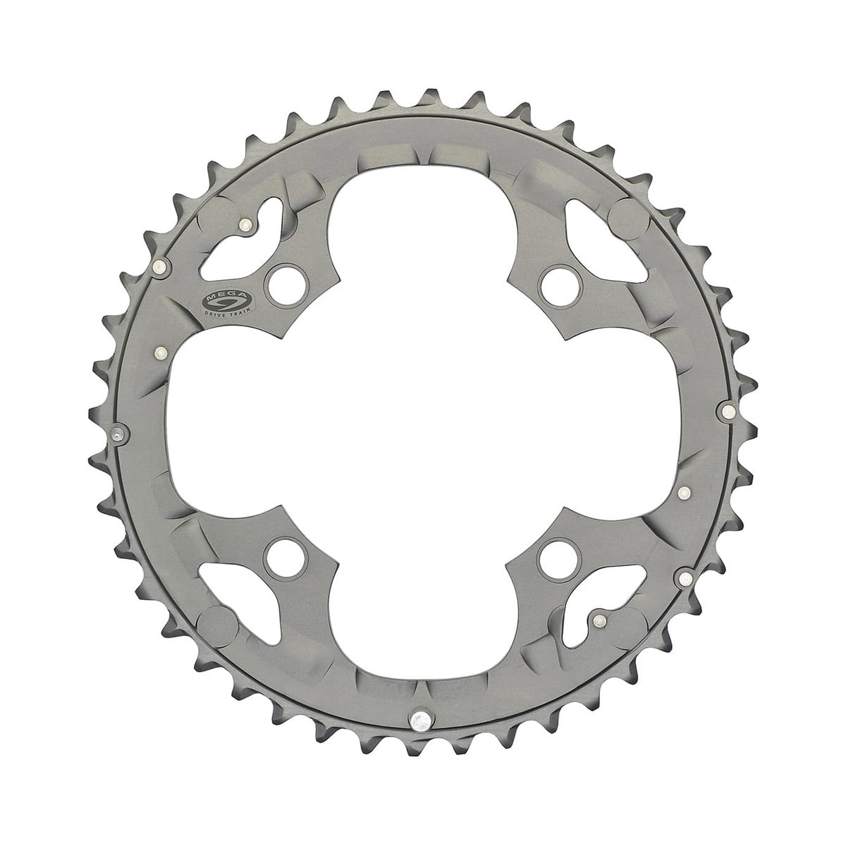 Zilverkleurig SHIMANO DEORE M590 buitenblad 9-speed, 4-gats, 104 mm — kettingblad tegen witte achtergrond