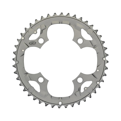 Zilverkleurig SHIMANO DEORE M590 buitenblad 9-speed, 4-gats, 104 mm — kettingblad tegen witte achtergrond