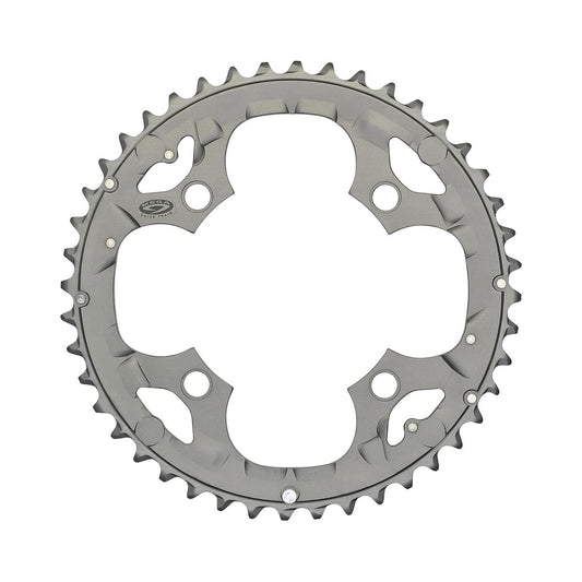 Zilverkleurig SHIMANO DEORE M590 buitenblad 9-speed, 4-gats, 104 mm — kettingblad tegen witte achtergrond