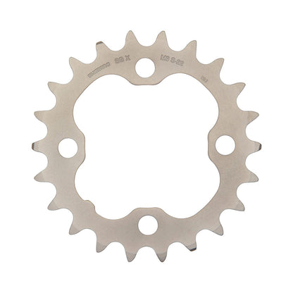 Zilverkleurig SHIMANO DEORE M590 binnenblad 9-speed, 4-gats, 64 mm — kettingblad tegen witte achtergrond