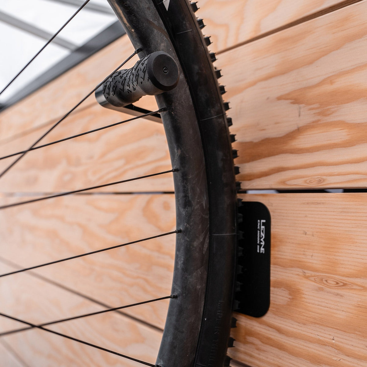 Crochet de Rangement LEZYNE Roue CNC Aluminium Noir
