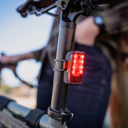 Achterlicht LEZYNE KTV+ DRIVE gemonteerd op de zadelpen