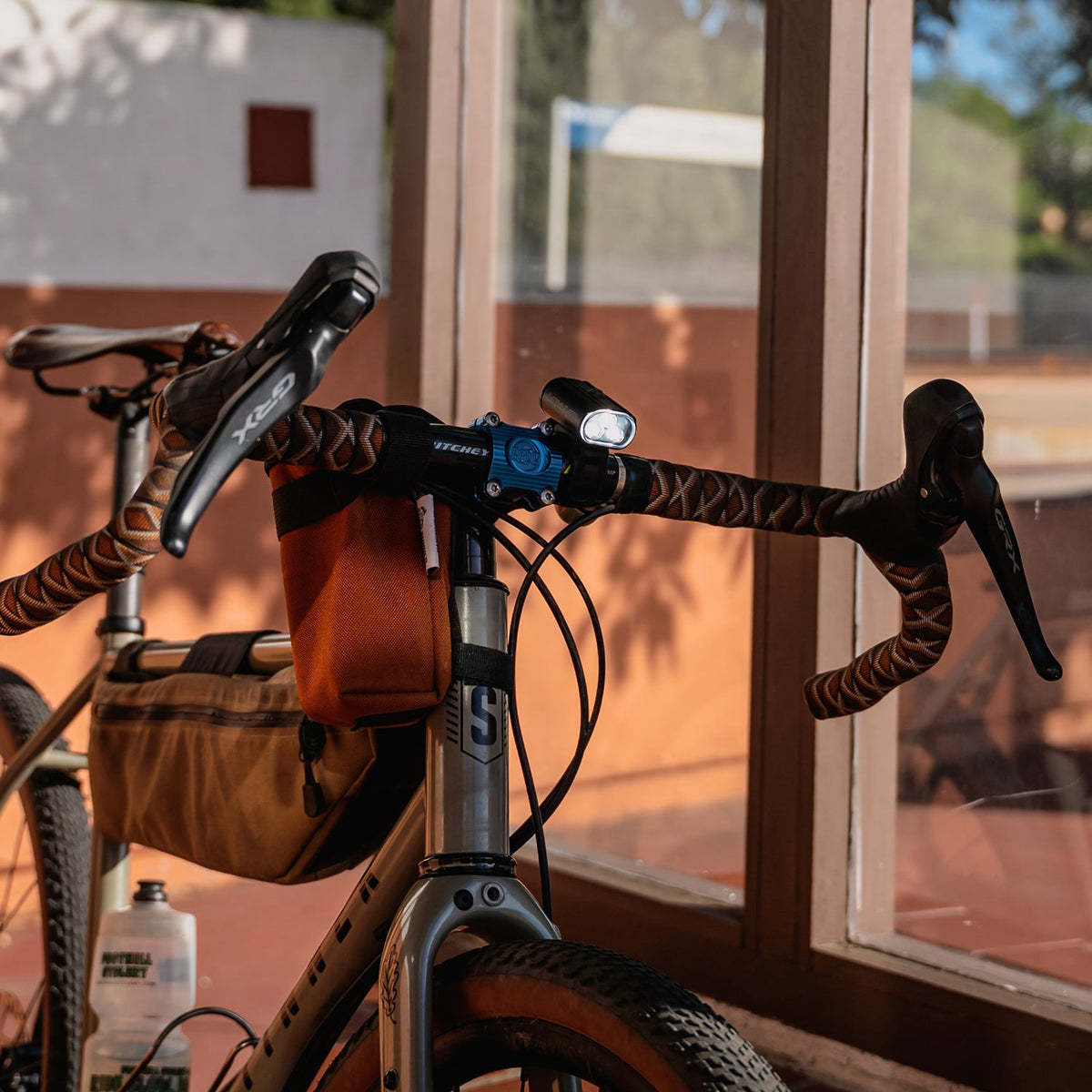Lezyne Mini Drive 450+ Front sur vélo de route