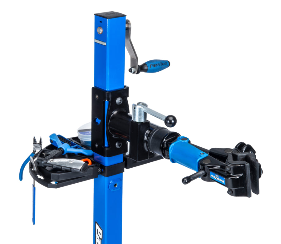Park Tool 104-30 installé sur un pied d'atelier PRS-30 avec outils