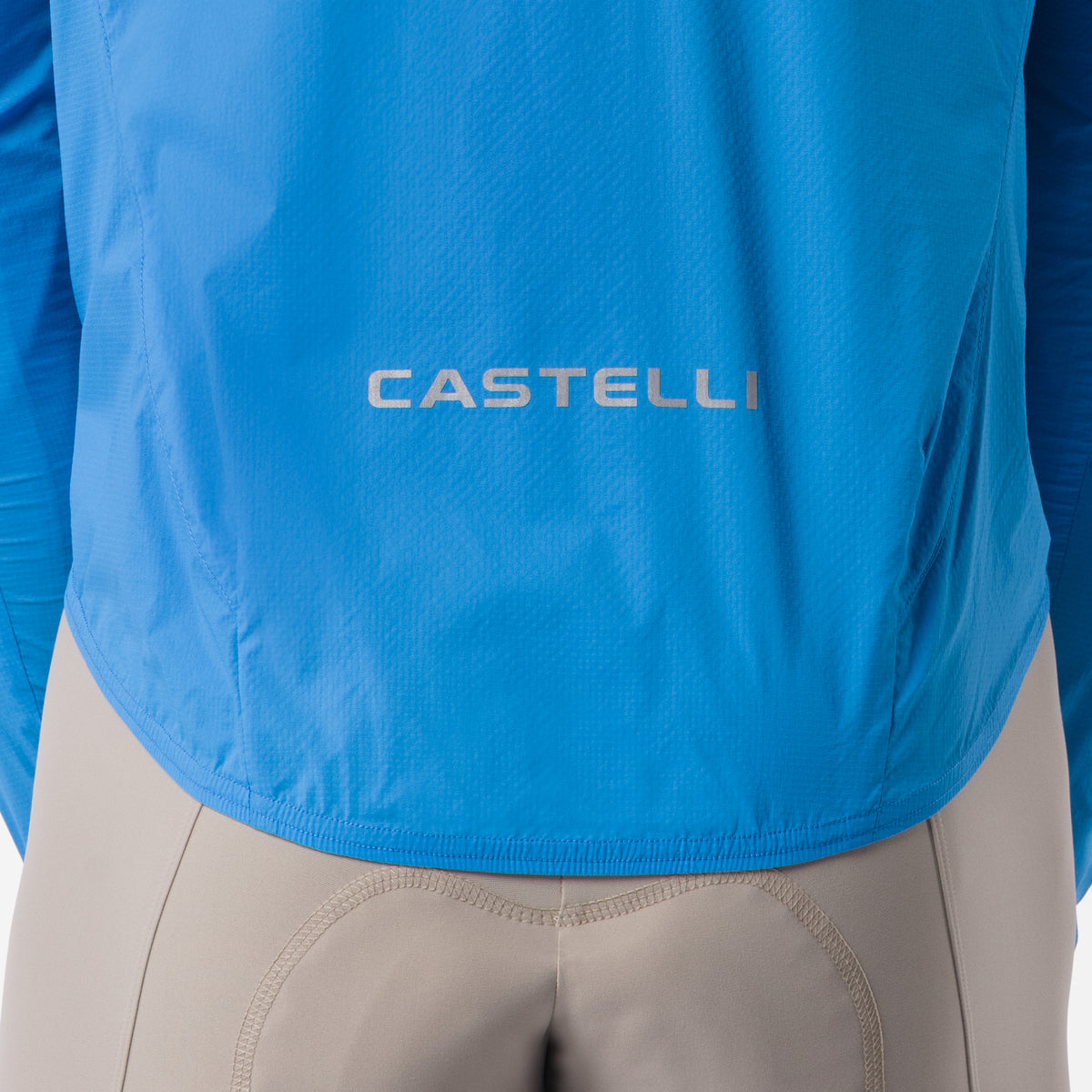 Blauwe CASTELLI Transition Air-jas – detail van het logo op de rug