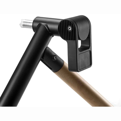 ELITE TUO — Detail van de vergrendeling en de houten poten