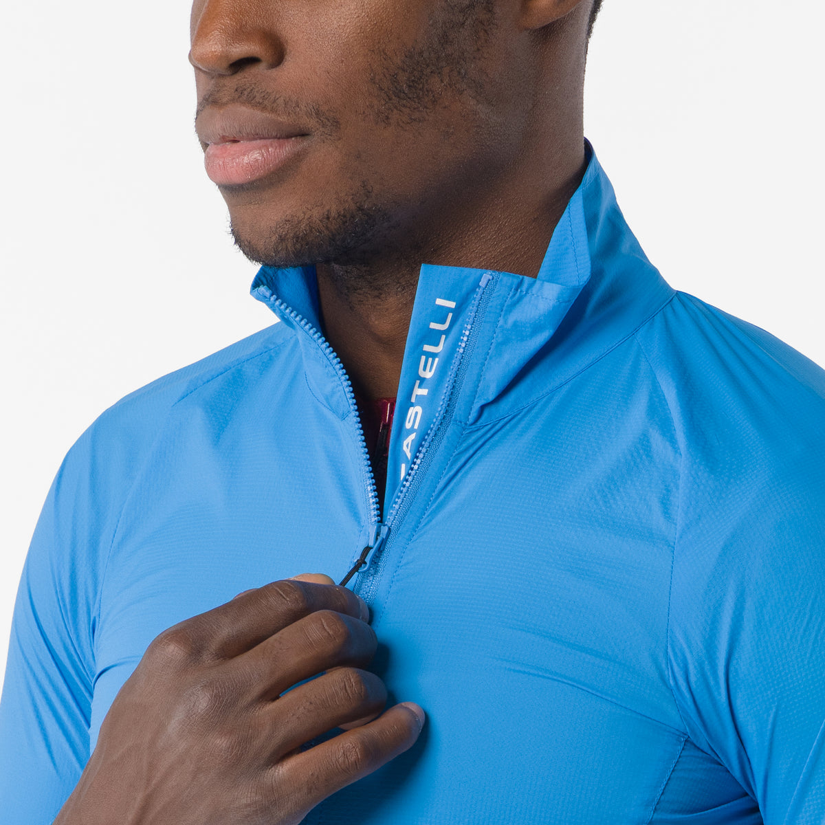 Blauwe CASTELLI Transition Air-jas – detail van de kraag en rits
