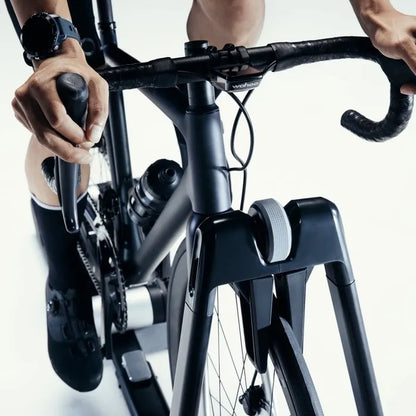 KICKR ROLLR Smart Trainer — Bevestiging van het voorwiel; fiets niet inbegrepen
