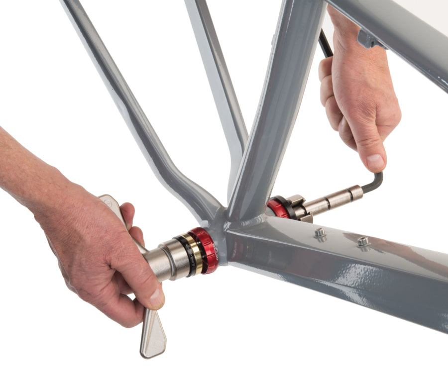 Park Tool BBP-AOS bij het monteren van een lager in een adapter met schroefdraad