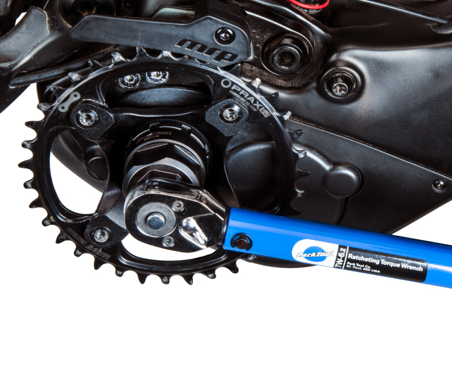 Park Tool BBT-118 die een ring aandraait met een momentsleutel