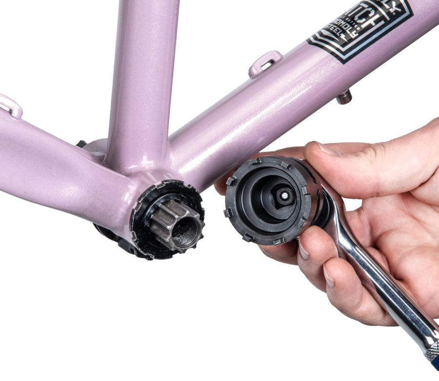 Park Tool BBT-118 op een trapas geplaatst