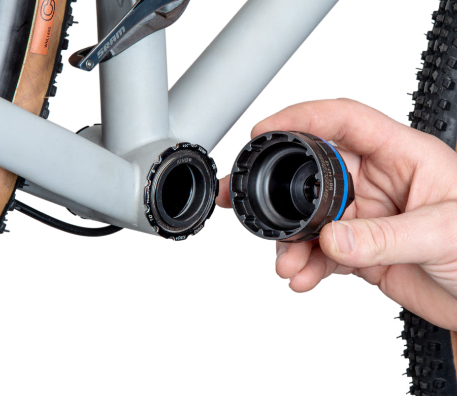 Park Tool BBT-147-12 op een Chris King-trapas geplaatst