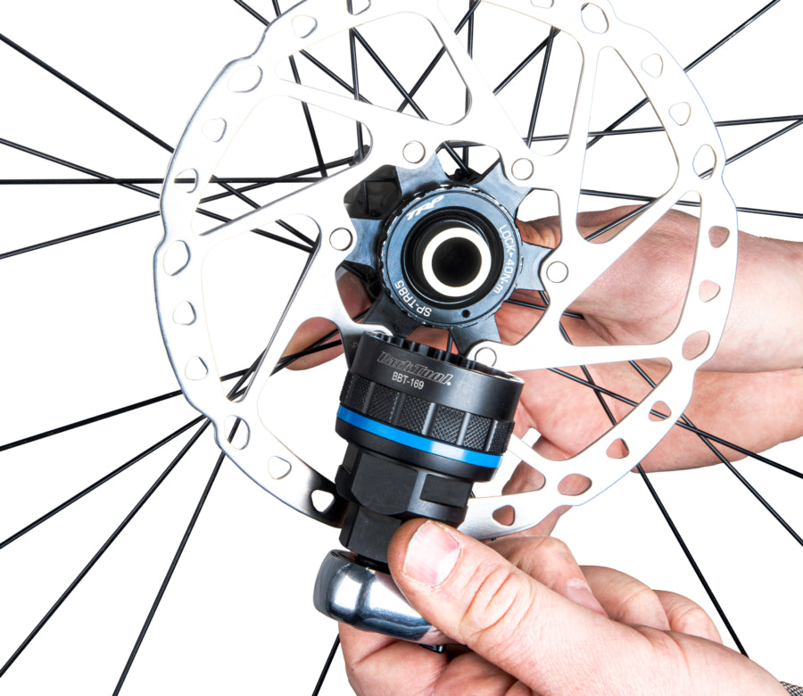 Park Tool BBT-169 op een Center Lock-remschijfborgring geplaatst