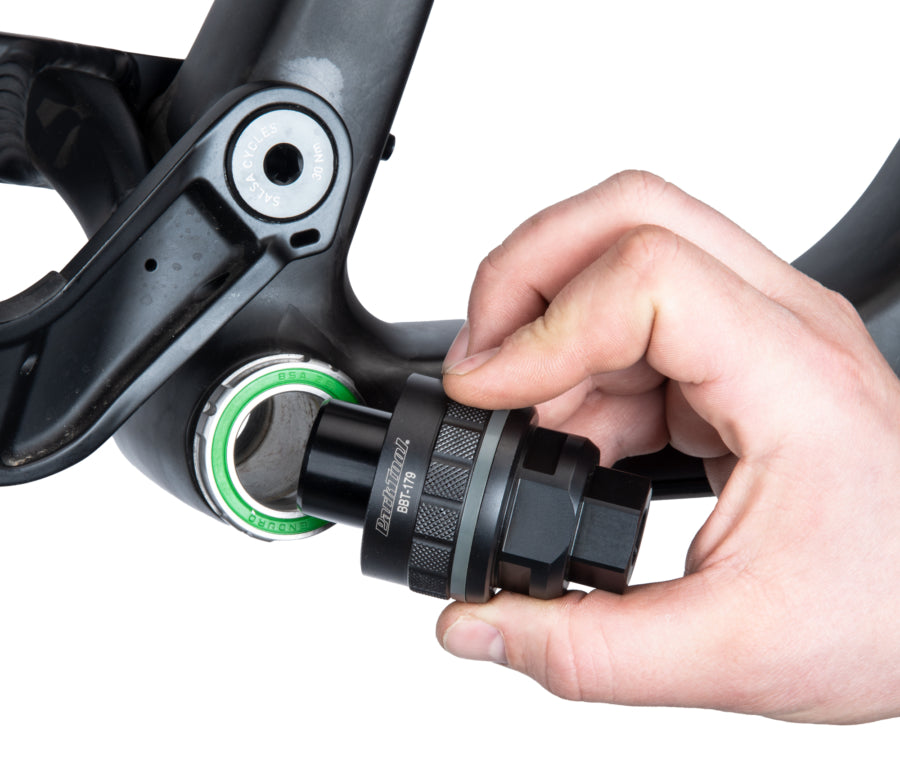 Park Tool BBT-179 in een Enduro-trapas geplaatst