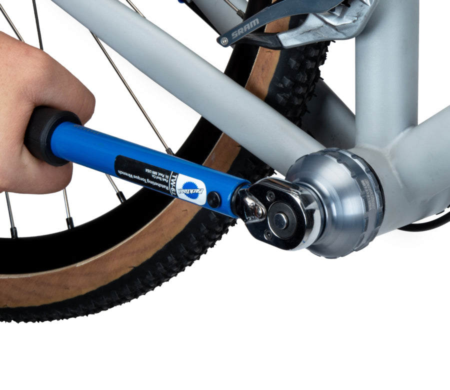 Park Tool BBT-27.3 waarmee een trapascup wordt vastgedraaid met een TW-6.2 momentsleutel