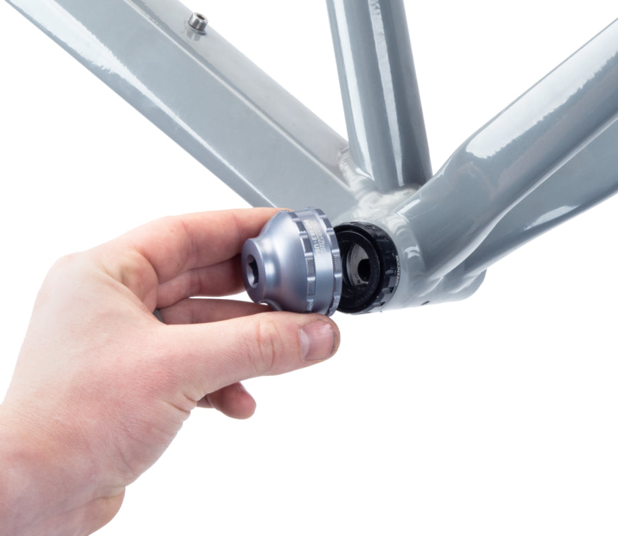 Park Tool BBT-59.3 geplaatst op een buitenste trapascup