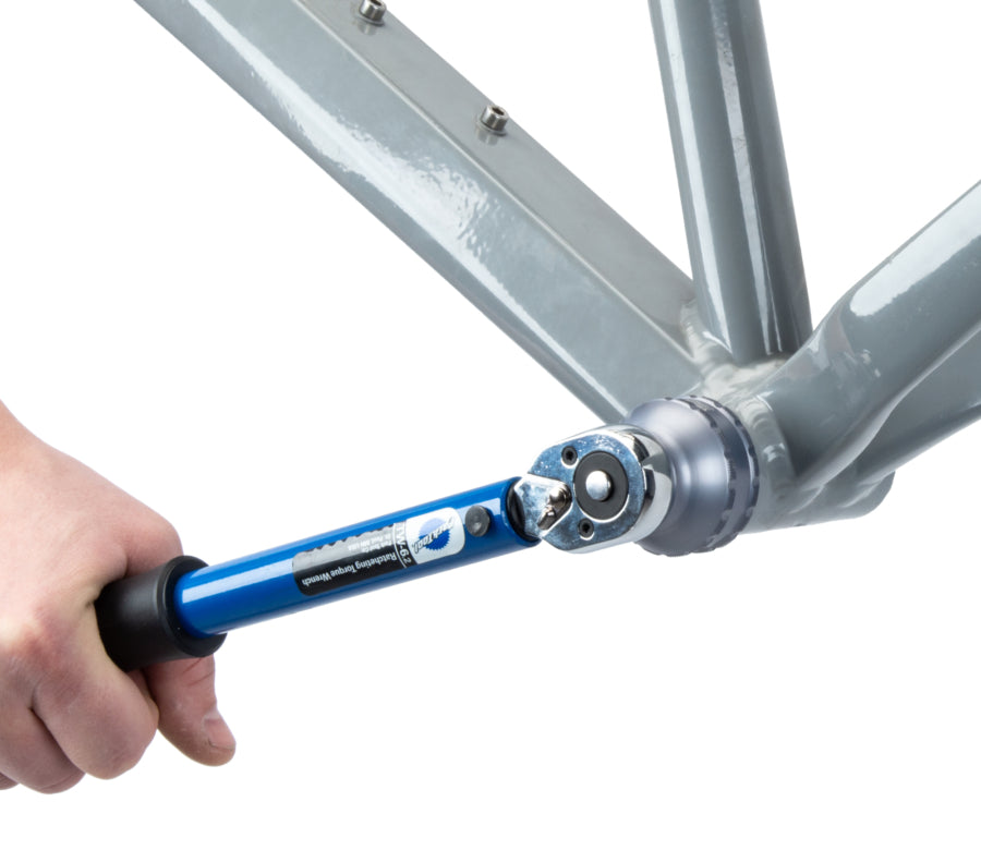 Park Tool BBT-59.3 waarmee een trapascup wordt vastgedraaid met een TW-6.2 momentsleutel