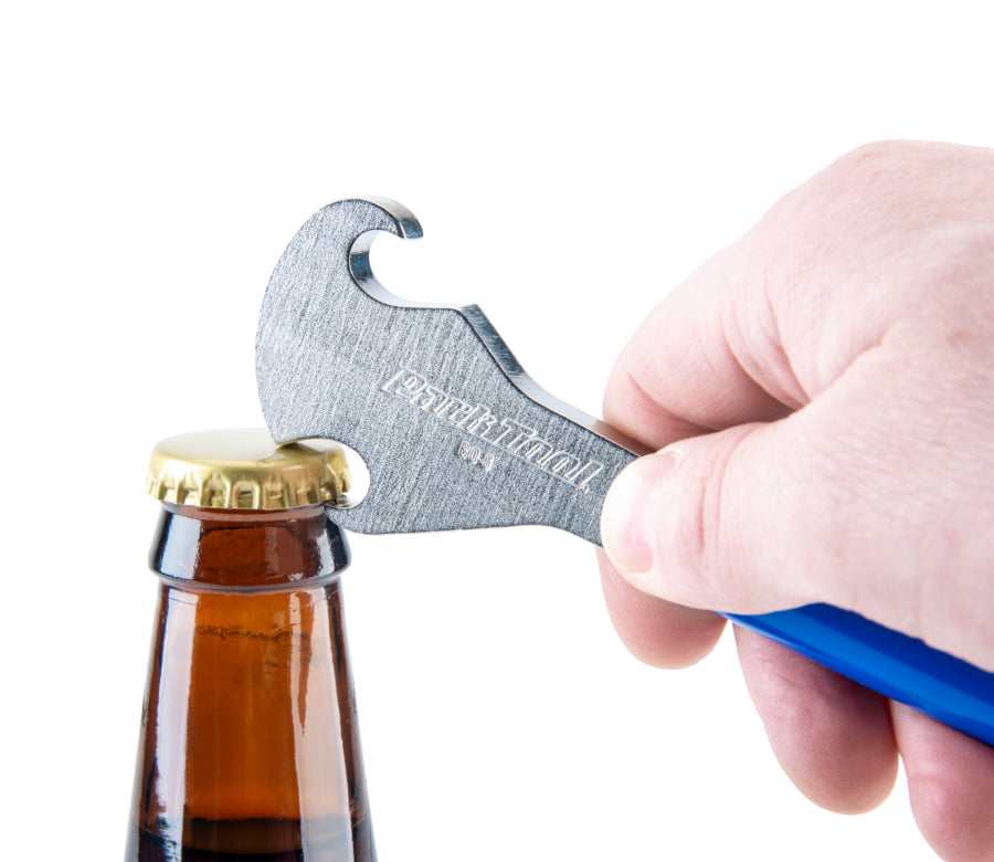 Park Tool BO-6 bij het verwijderen van de kroonkurk van een glazen fles