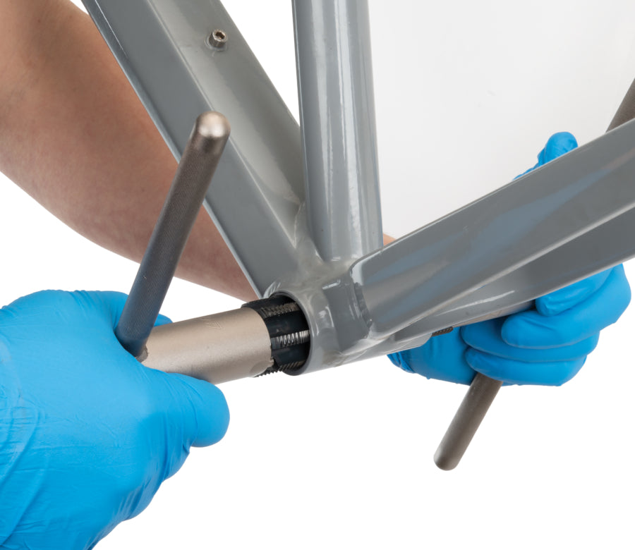 Park Tool BTS-1 in een BSA-trapasbehuizing geplaatst om schroefdraad te tappen