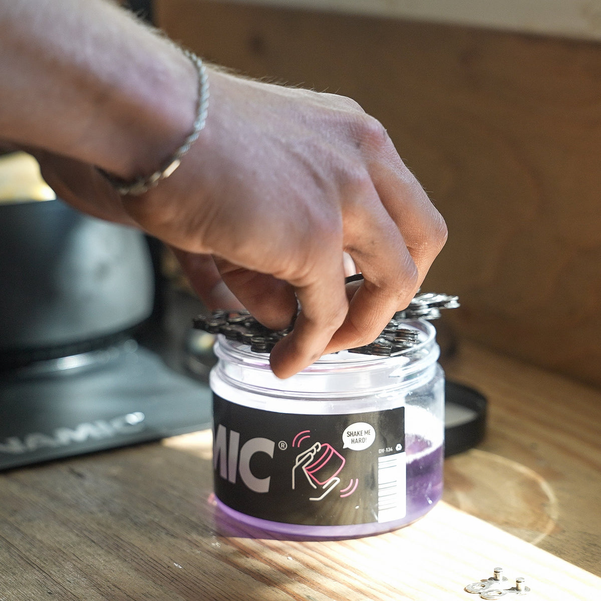 Ketting in de DYNAMIC SHAKE-IT-OFF geplaatst