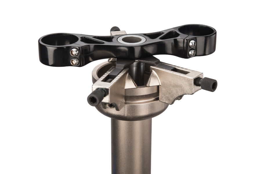 Park Tool CRP-2 verwijdert een lagerconus van een voorvork