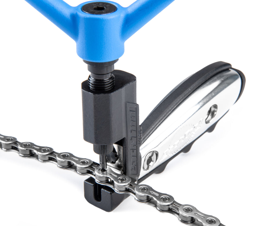 Park Tool CT-15 met een geplaatste ketting, klaar om te klinken