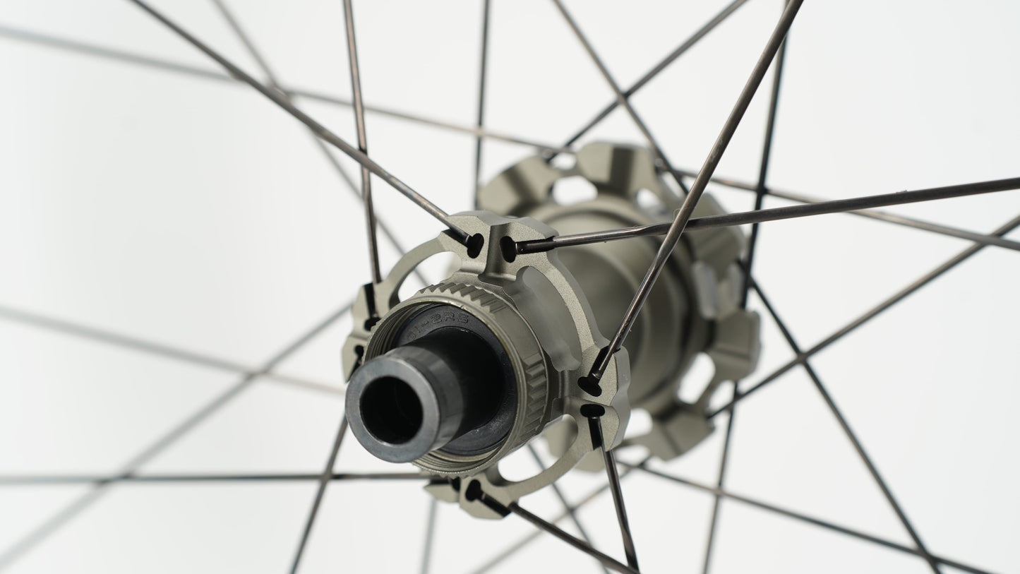 Paar SCOM AERO 50-62 Tubeless wielen (Center Lock)