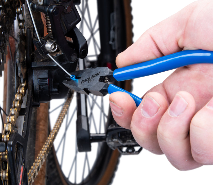 Park Tool EP-1 krimpt een kabelhuls bij een mountainbikederailleur