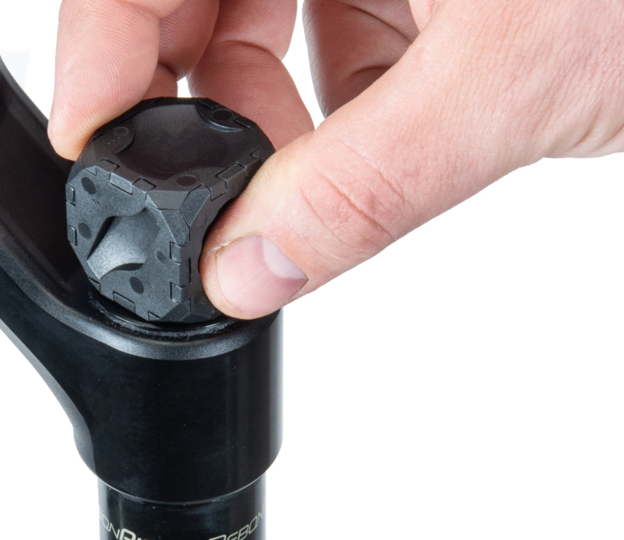 Park Tool FCT-1 bij het verwijderen van een voorvorkdop