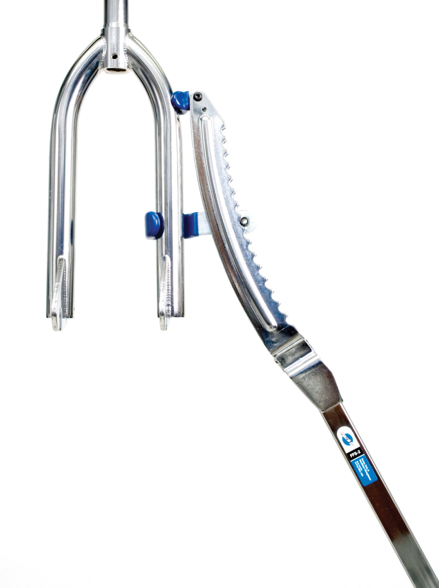Park Tool FFS-2 redressant la jambe d'une fourche