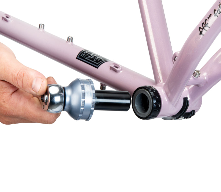 Park Tool GPS-24 geleidepen in een trapas geplaatst