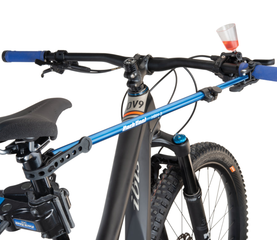 Park Tool HBH-3 houdt een mountainbikestuur vast tijdens het ontluchten van de rem