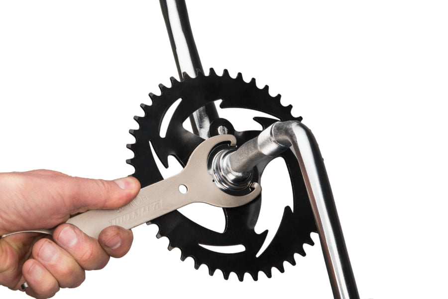 Park Tool HCW-18 démontant une manivelle côté transmission