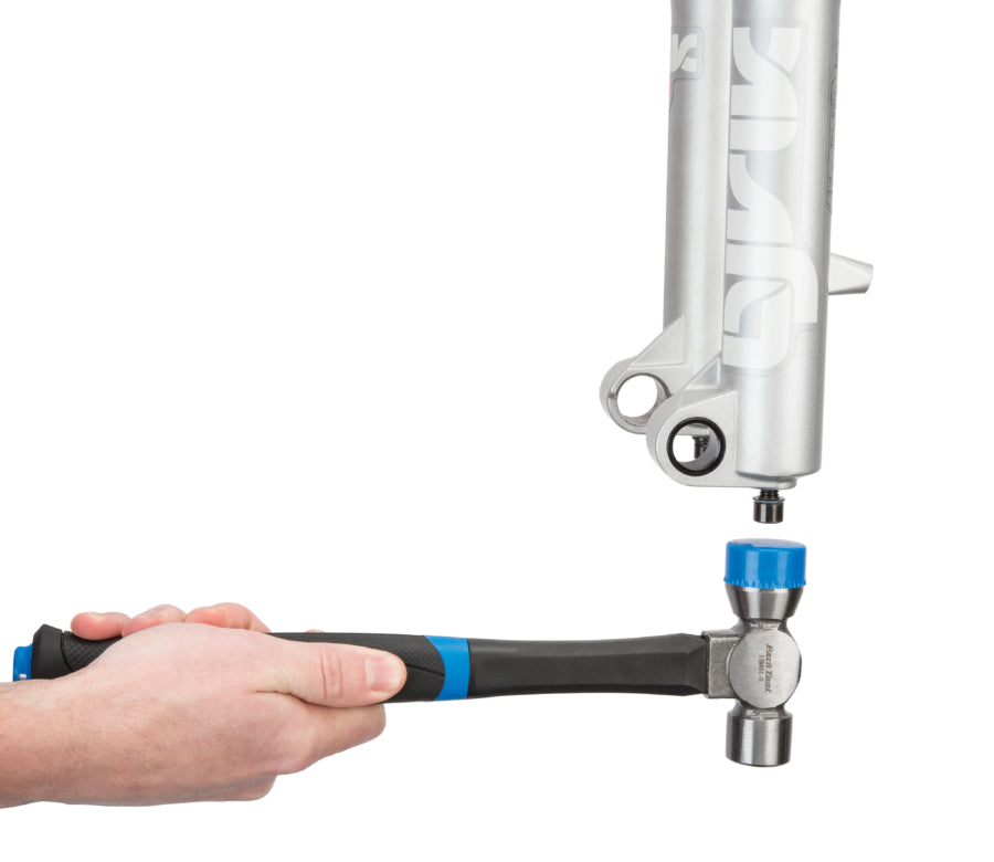 Park Tool HMR-8 bij het verwijderen van balhoofdcups met de kunststof slagzijde