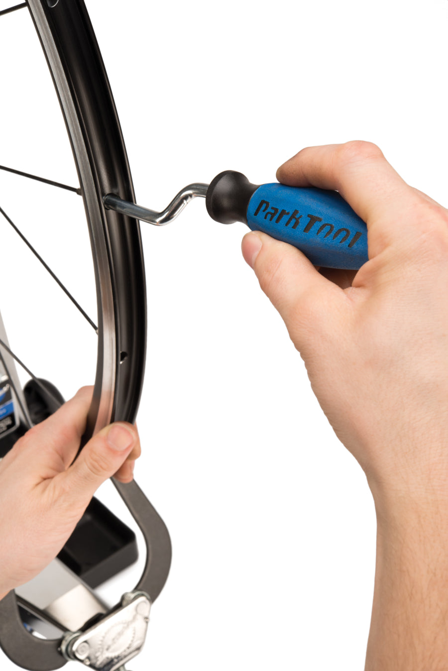 Park Tool ND-1 waarmee spaaknippels op een wiel worden geschroefd