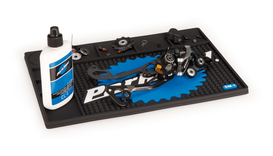 Park Tool OM-1 avec outils et pièces disposés dessus