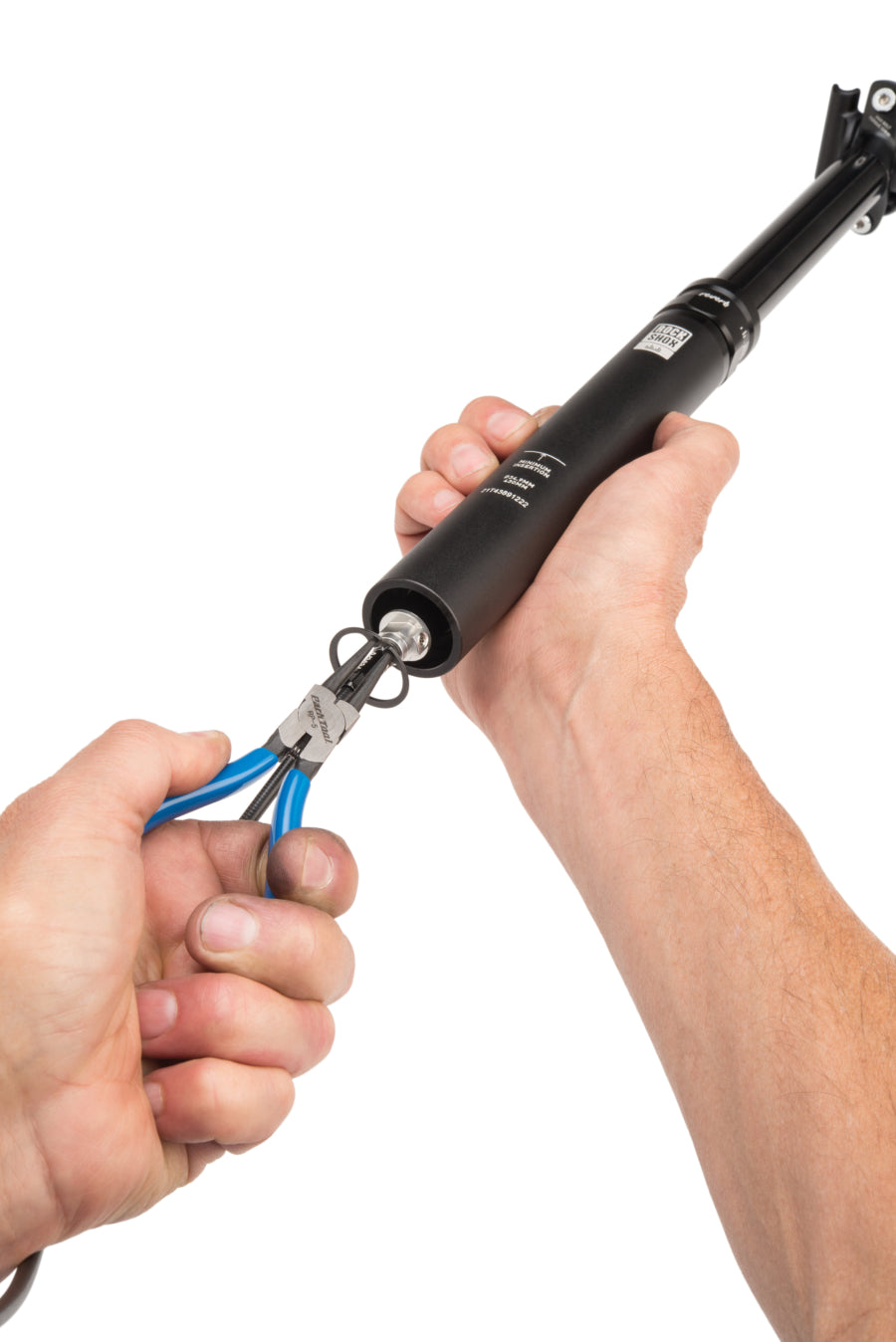 Park Tool RP-5 retirant un circlips d'une tige RockShox Reverb