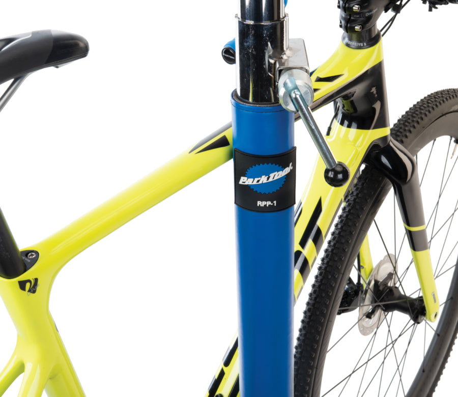 Park Tool RPP-1 met een fiets die tegen de werkstandaard leunt