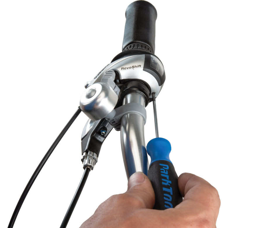 Park Tool SD-0 kruiskopschroevendraaier bij het afstellen van een RevoShift-draaigreep