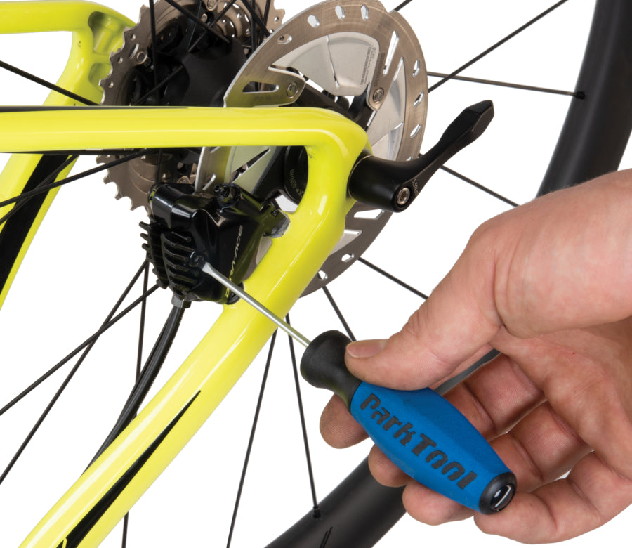 Park Tool SD-3 platte schroevendraaier op een hydraulische remklauw