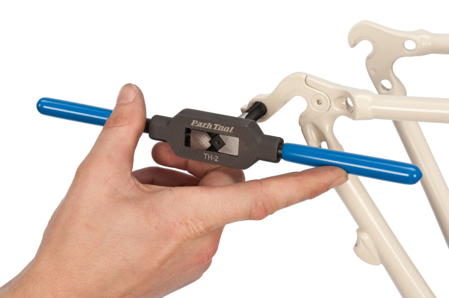 Park Tool TH-2 draait een TAP-10-tap in een derailleurpad