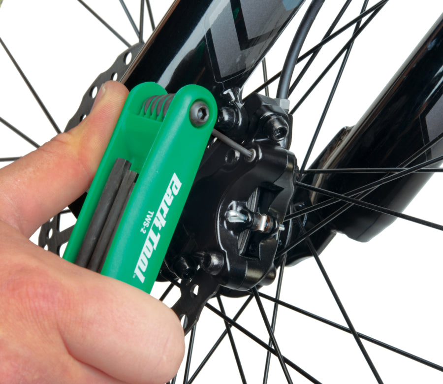 Park Tool TWS-2 serrant une purge de frein hydraulique