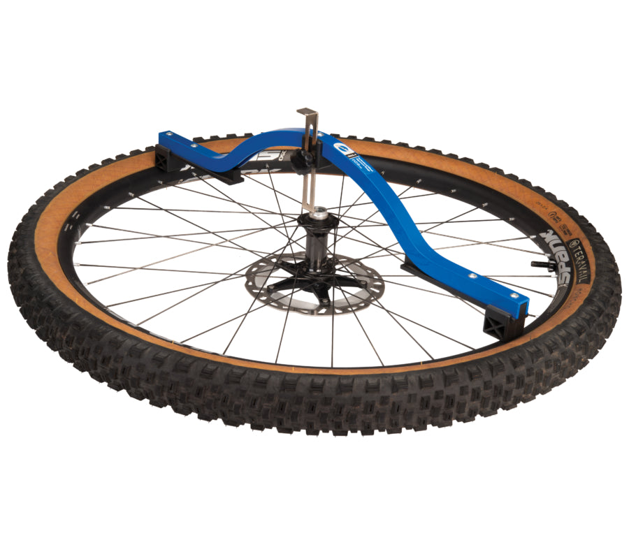 Park Tool WAG-4 meet de centrering van een mountainbikewiel met schijfrem